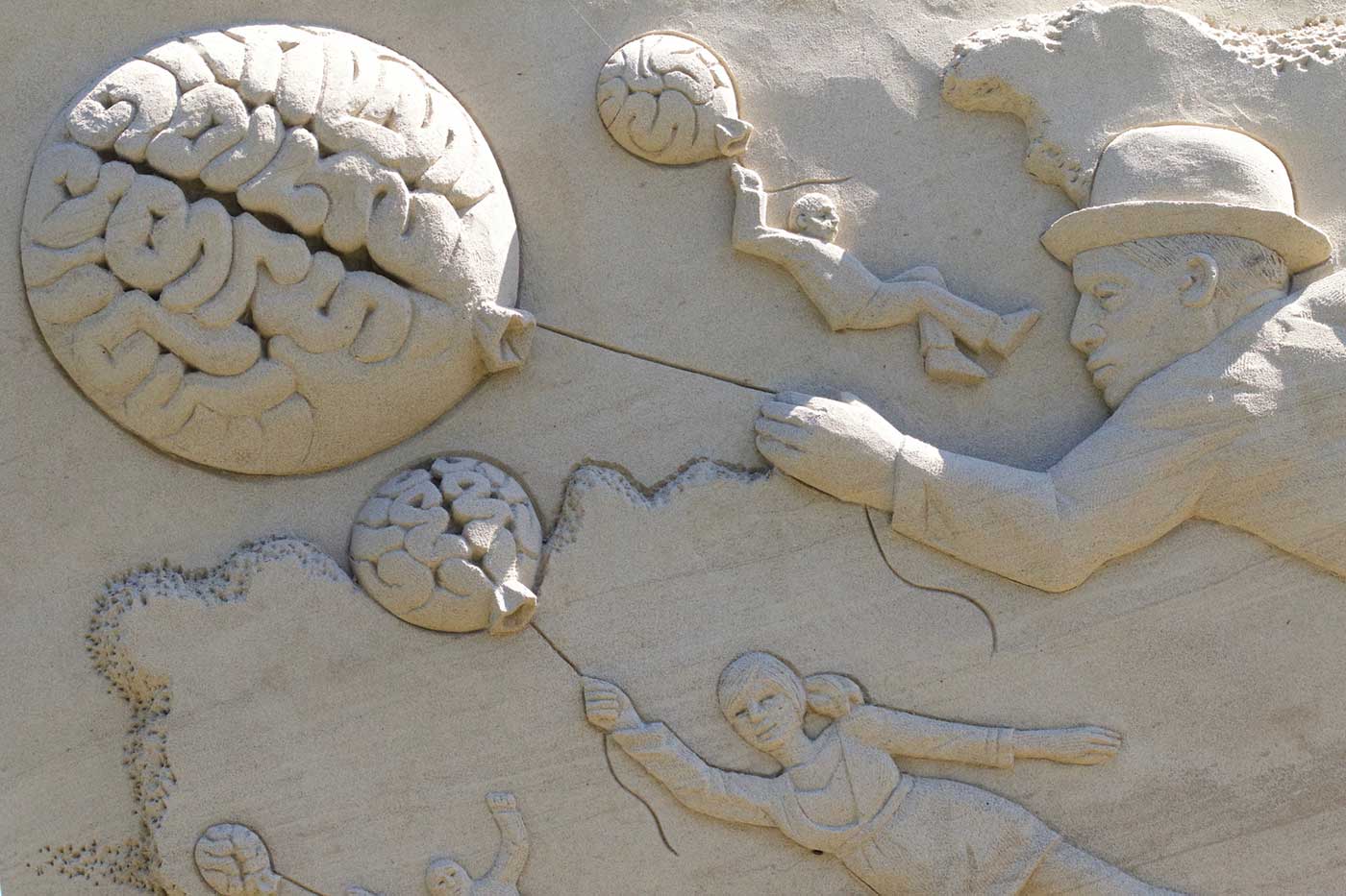 Escultura cerebro y humano