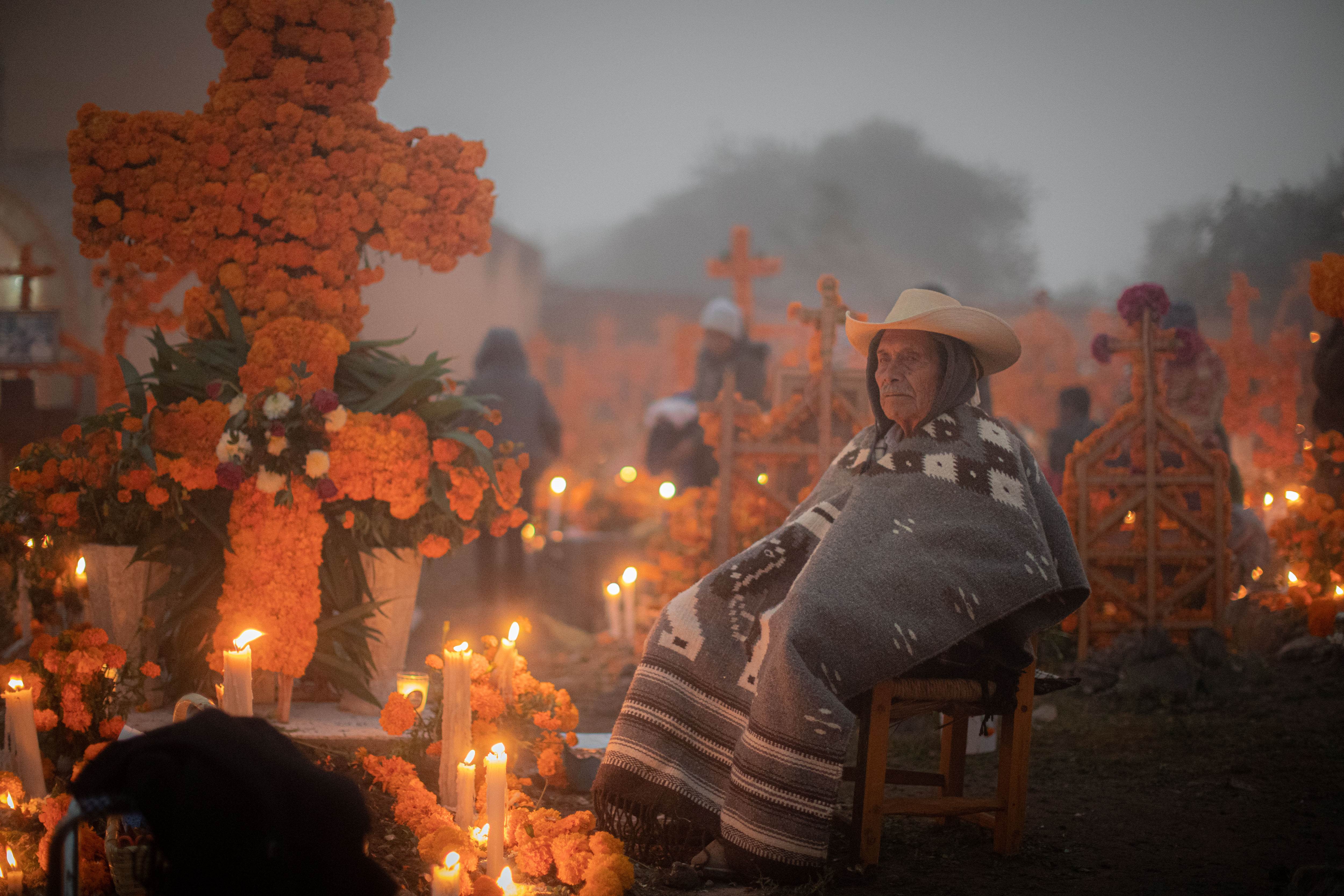 Ceremonia de las Ánimas en el cementerio de Arocutín, Michoacán