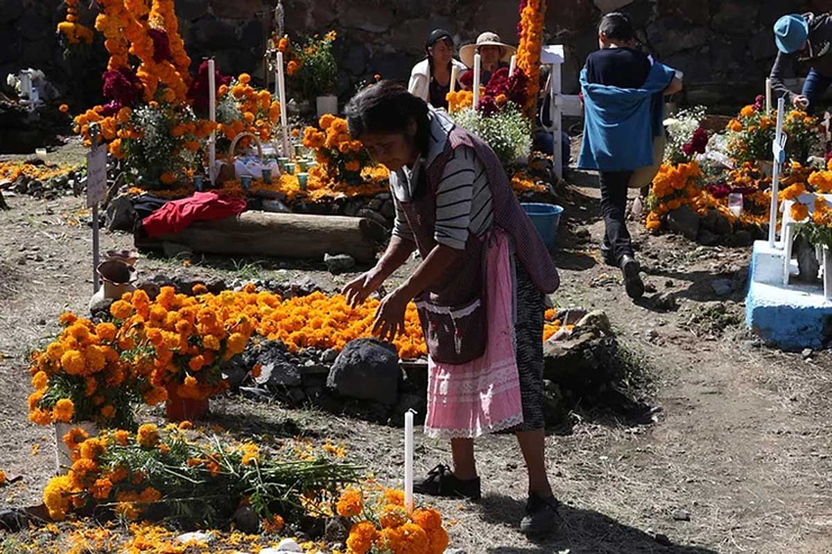 Decorando las tumbas para celebrar el Día de los Muertos en Michoacán
