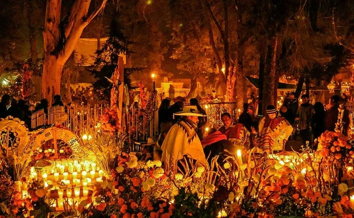 Noche del Día de los Muertos en el panteón de Tzintzuntzan
