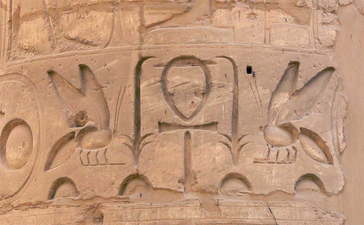 Abejas y símbolo egipcio del Ankh en el tempo de Karnak