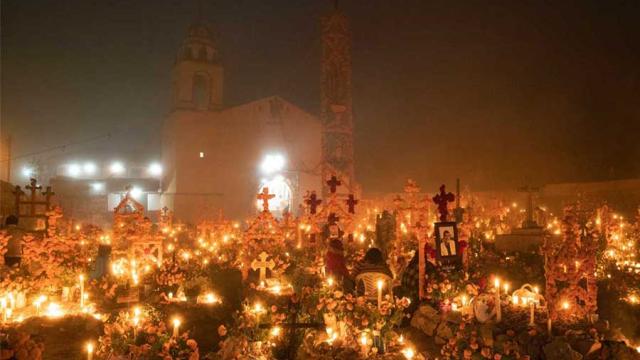 Rituales fúnebres luminosos. Día d elos muertos en Arocutin (México)