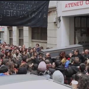 Fotograma del documental Viure la Mort de Papaia Produccions, Directa.cat (2024) correspondiente al funeral del activista Pablo Molando