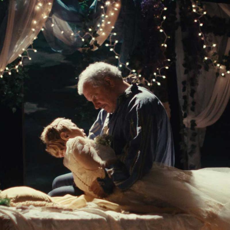 Fotograma de Cartel del film Ghostlight (2024) de Alex Thompson, y Kelly O'Sullivan